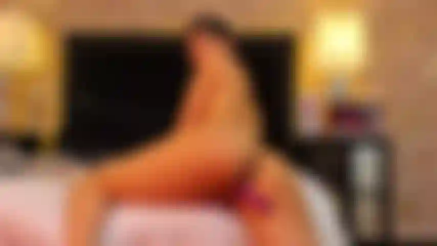 Azotando y jugando con mi coño.