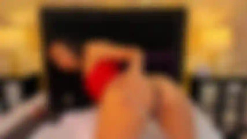 Me follo mi jugoso culo para ti.