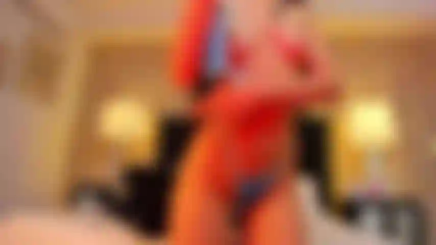 Crema por todo el cuerpo y juego con mi coño, estimulo mi culo.