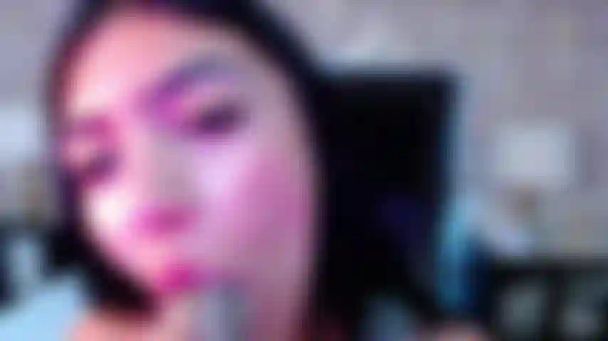 La modelo latina HollyLincon se folla su perfecto coño y chupa su juguete.