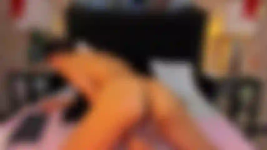 Saltando una deliciosa polla caliente.