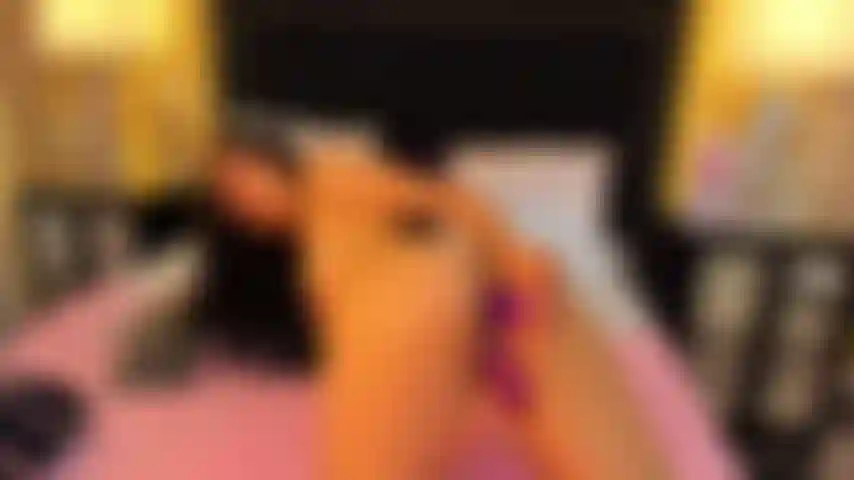 Juguete en mi coño y otro en mi ojete.