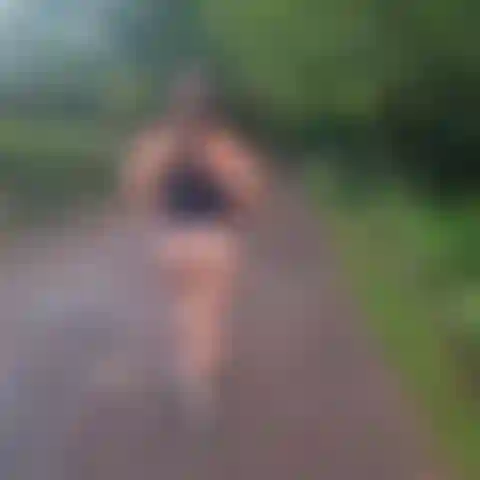 Exhibo culo y tetas en un paseo por el bosque.