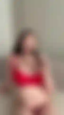 Mamada profunda y ardiente, chica curvilínea chupa una polla negra enorme🍆.
