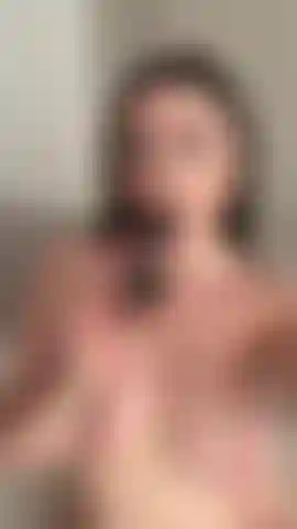 Pov mamada💦 succión en topless, tetas enormes🍒 chupando una gran polla negra.