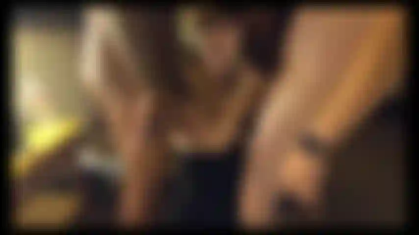 Me encanta estar rodeada de pollas con la boca llena y las manos ocupadas. Mírame de rodillas mientras chupo 4 pollas, blancas y negras.