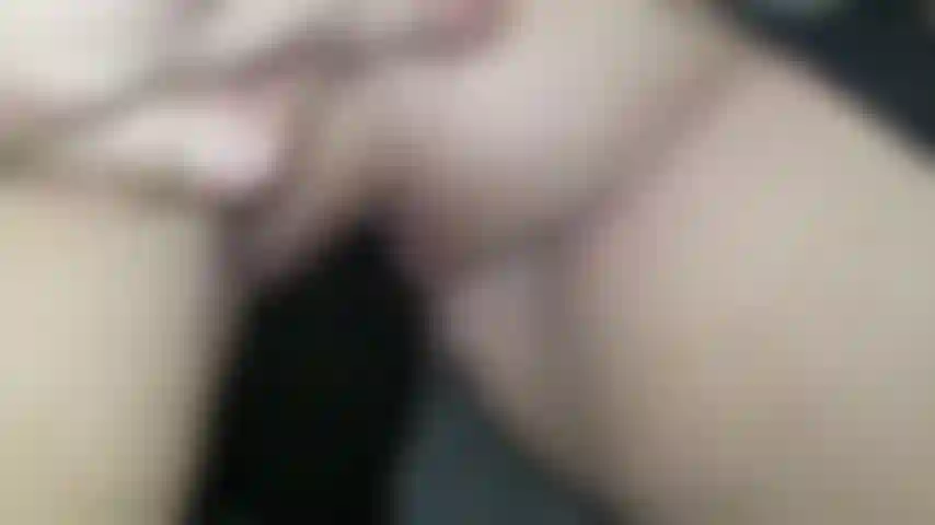 Yo jugando con un enorme consolador negro. Sabes que soy talla queen y me encanta que me llenen. Mira cómo intento estirar mi coño para este juguete monstruoso.