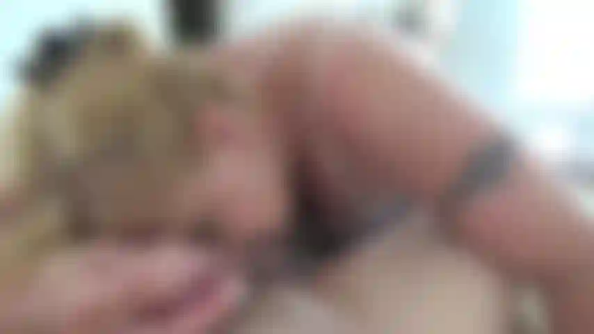 Conocí a un chico mientras estaba de vacaciones y lo traje a la habitación para divertirme. Me sopló una gran carga en la boca y no pude evitar comerme todo su semen cremoso :).