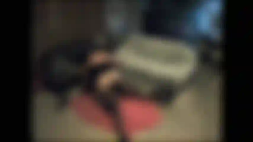 Yo montando uno de mis toros negros en el suelo de la sala. Me estiró el coño muuuy bien.