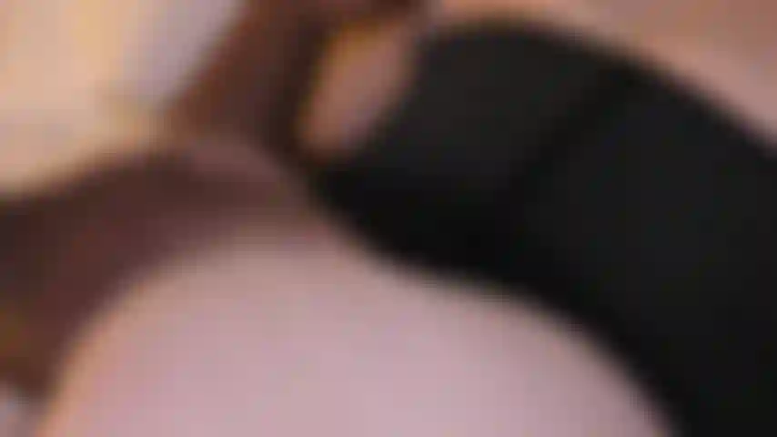 Mira cómo una polla negra se corre en mi culo y el semen gotea hasta mi coño!