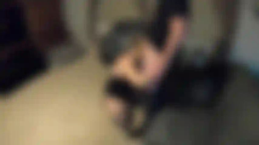 Mi exnovio vino a la ciudad y salimos a tomar una copa. Terminé en mi casa y él me inclinó sobre el sofá y me golpeó. Esposo estaba feliz de filmar. Arrojó su condón sobre mis tetas :).