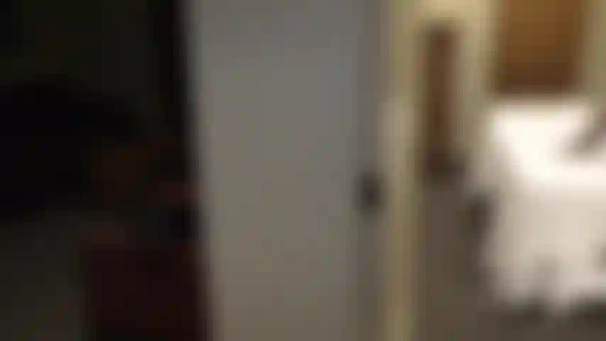 Esposo me pilla jugando con mi coño lleno de semen después de que se fue un toro. Pensé que se enojaría porque no usé condón, ¡pero en realidad estaba excitado! A él realmente le encantan los segundos descuidados.