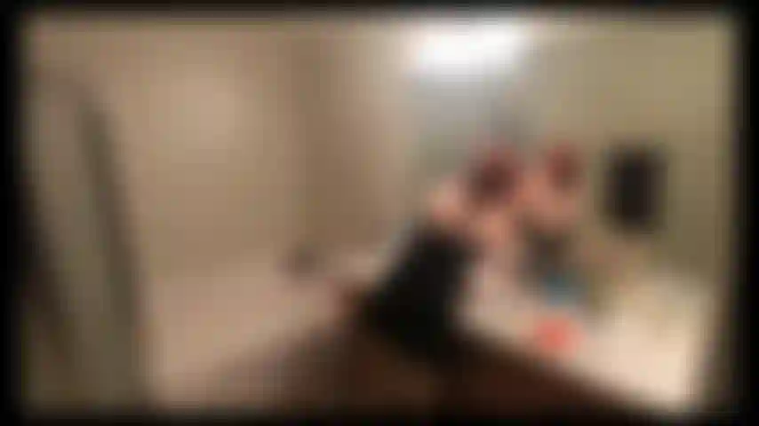 Mi hijastro me encuentra preparándome para ir a cenar con este papá mientras luce una enorme erección. Decido ayudarlo y él me hace un facial enorme después de que le dije que no.