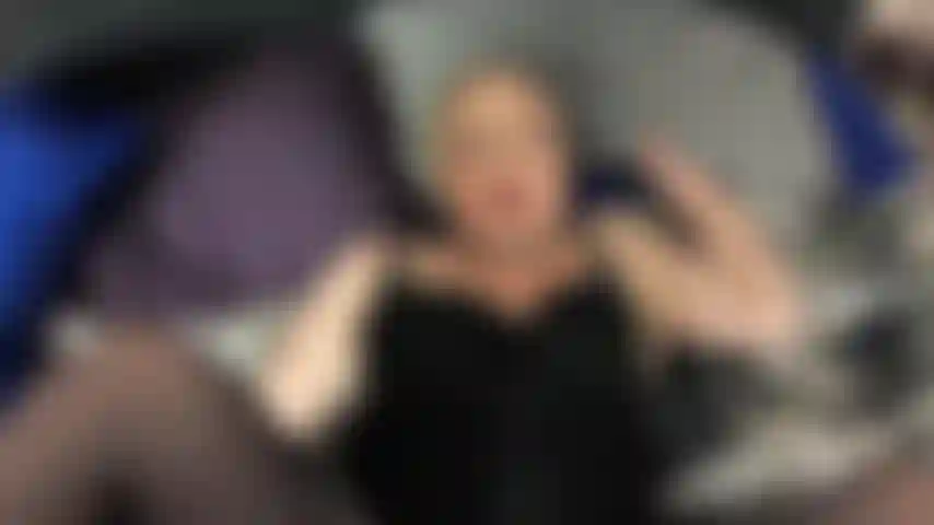 Follando pov con un buen amigo mío. Esposo está en el trabajo, pero no le importa cuando mi amigo llena mi coño con esperma caliente;).