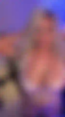 Con mi lencería rosa de tirantes hablo sucio sobre ser una zorra bimbo y sobre cómo eres un pervertido adicto. Simplemente no puedes dejar de hacerte una paja pensando en mí.