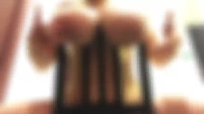 Enormes tetas colgando libremente de la silla y jugando con los pezones.