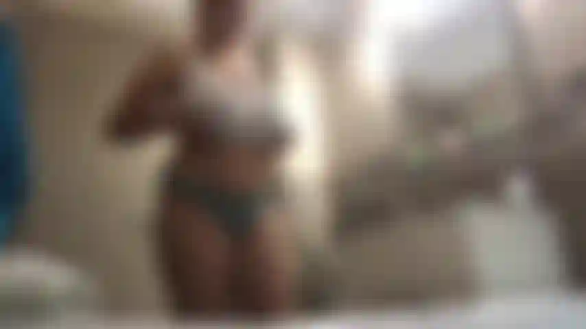 Pillada topless haciendo tareas del hogar.