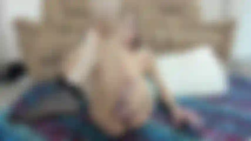 Mostrando mis pies y colocando ambas manos alrededor de mi polla.