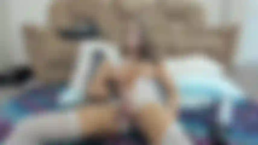 Ambas manos alrededor de mi pene curvo, brillante y venoso.