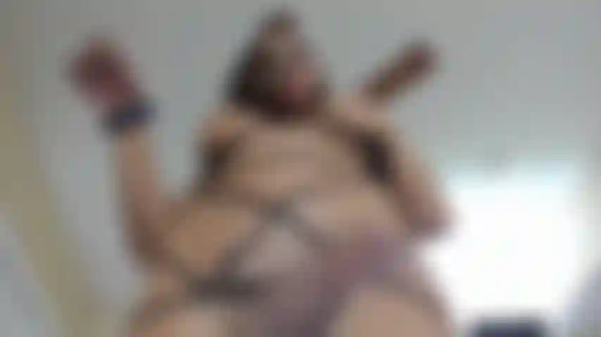 Parada sobre ti y alimentándote con mi polla.