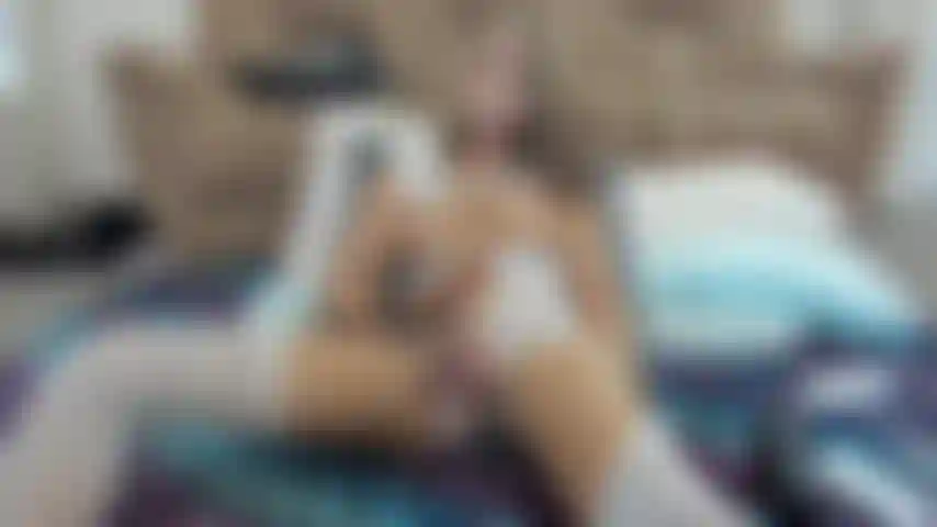 Mi polla casi toca mis tetas.