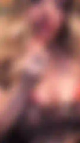 Brillo de labios y atuendo sexy (medias / croptop / tanga).