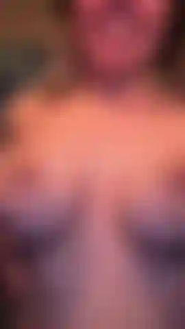 Rubia malcriada con trenzas, folla y chupa las tetas | consolador realista.