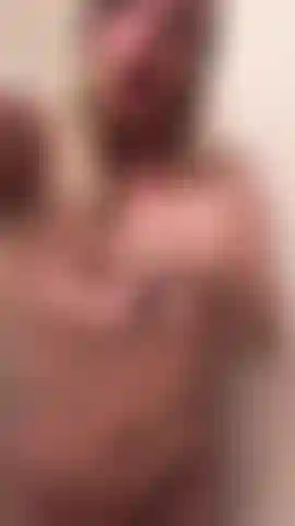 Desnuda y mojada: provocación sexy en la ducha.