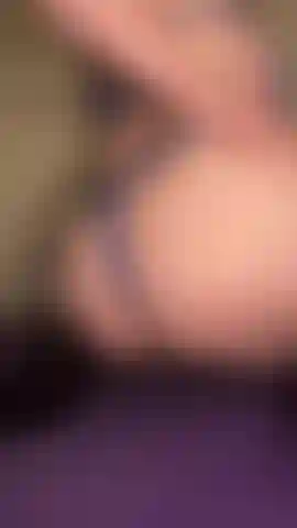 Culo rebotando y temblando + frotamiento de coño rosado y provocación de culo en tanga diminuta y lencería fibrosa.