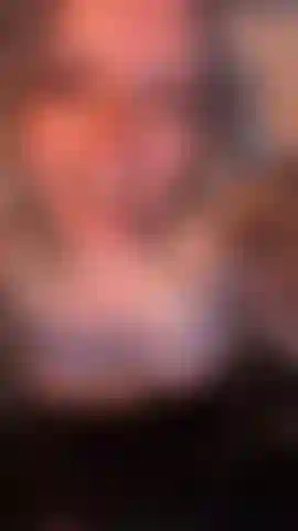 Suby malcriada [de rodillas] rogando por tu semen (en topless).