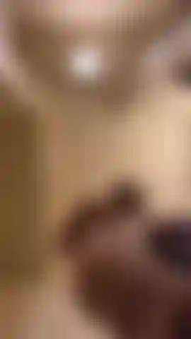 La diosa giganta se ríe de un pequeño monstruo de polla pequeña desnudo después de la ducha.