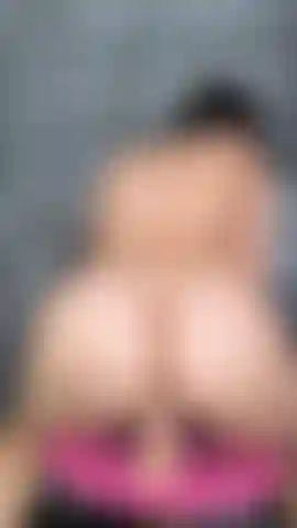 Montando un consolador en la ducha.