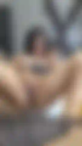 Masturbándome mi jugoso coño rosado.