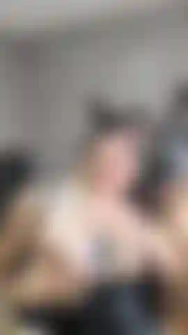 Masaje con aceite en mis pechos.