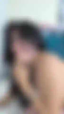 Masturbándome con la almohada, frotando el coño.