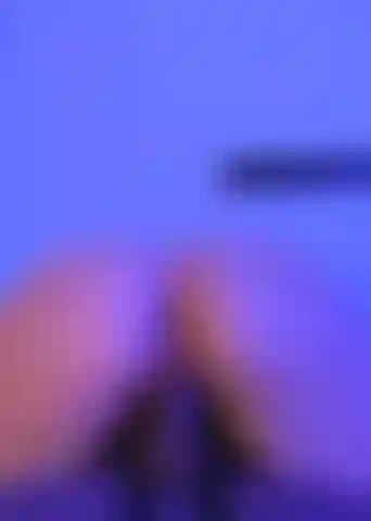 Montando al revés como vaquera, rebotando el culo sobre un dildo.