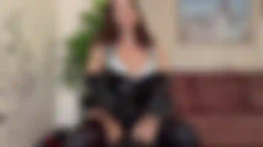 Doblada en latex, topless, instrucción de masturbación.