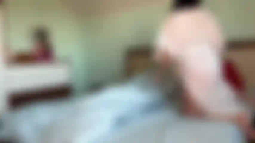 Por la mañana hago mi cama en posición sexy y vestida.