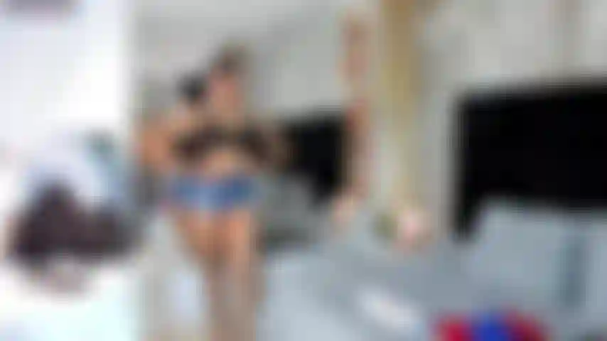 Varias prendas marcan mi silueta.