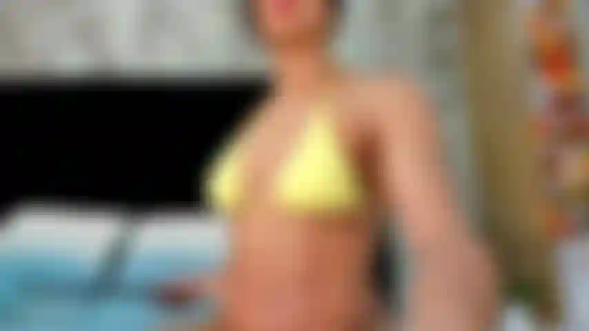 Lame y frota este clítoris duro.