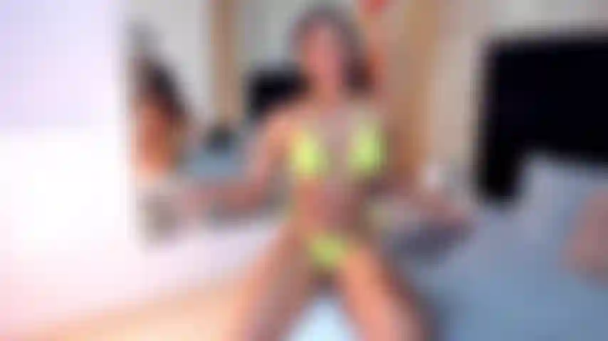 Muestro mi cuerpo sexy, duro y caliente para ti.