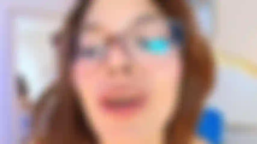 Girl play whit her glass toy and she achieves double penetration that makes her cum intensely