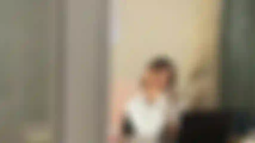 Mi jefe me pilló tocándome el coño en la oficina.