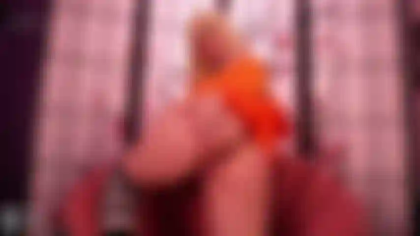 Juego anal con consolador.