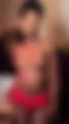 ¿Quieres explorar mis sensuales curvas mientras bailo para ti?