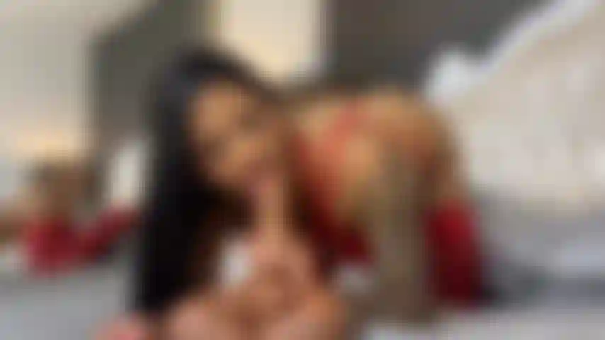 Garganta profunda y mucha saliva en una gran polla.
