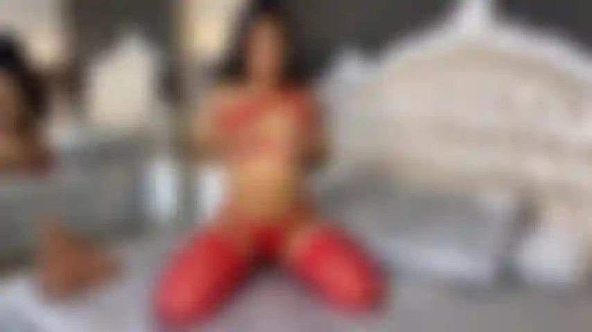 Cachonda me masturbo demasiado ansiando una polla en mi coño.