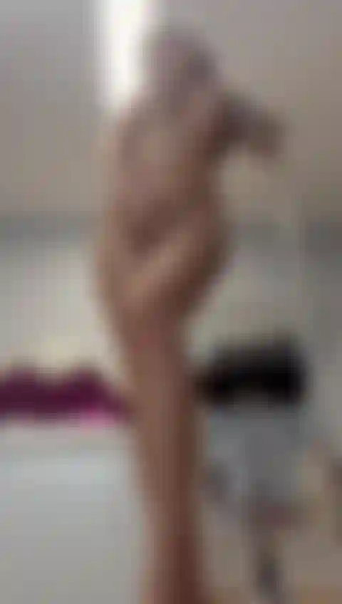 Los pies se burlan, lamen, los limpian, cuerpo desnudo y pervertido.