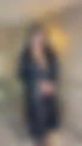 Cabalgando un consolador sobre una mesa de café!