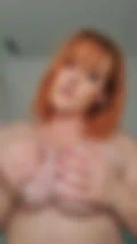 Jugando con mis tetas.